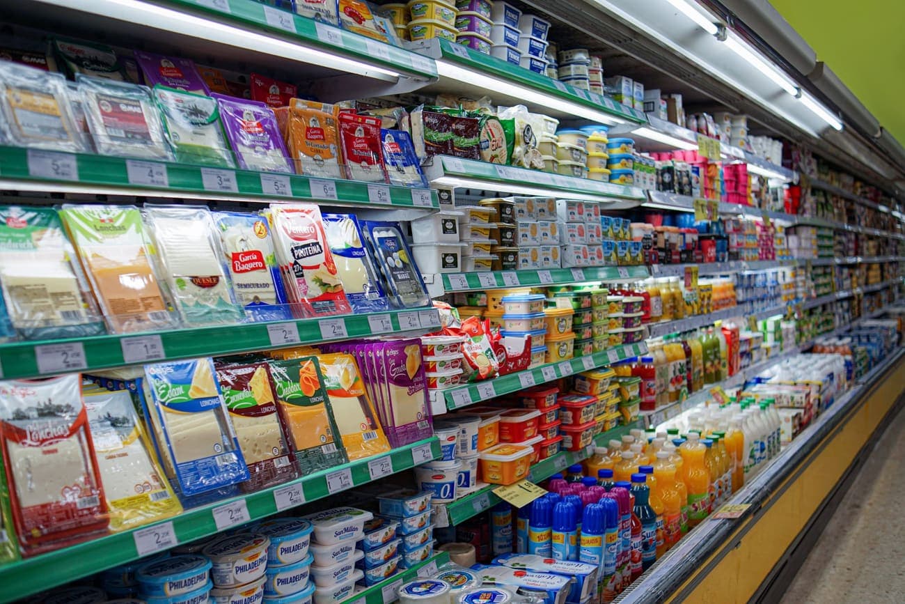Pasillo de una tienda con las repisas llenas de productos