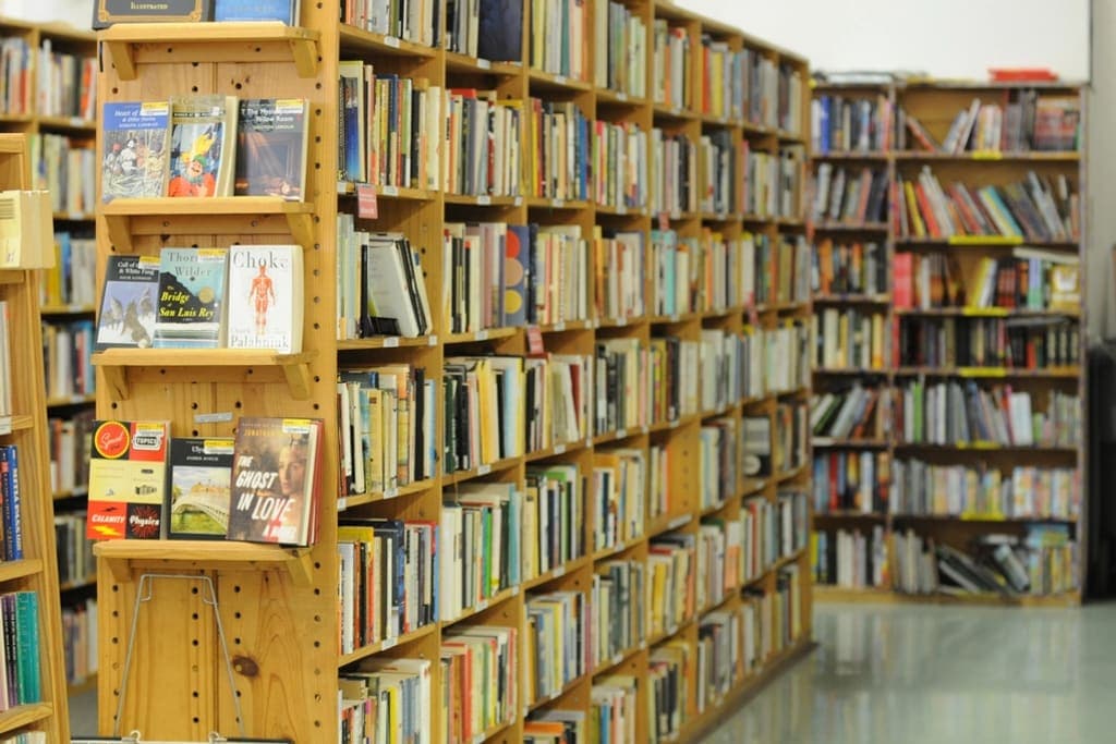 Estantes de una librería llenos de libros